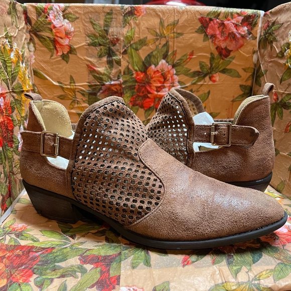 Quipid laser cut Bootie size 7 - Picture 3 of 10